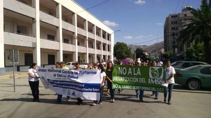 El contingente estuvo encabezado por trabajadores activos, jubilados y pensionados,  de las diferentes clínicas y hospitales.