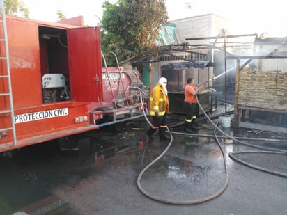 Daños. Los bomberos y Protección Civil acudieron en pocos minutos al llamado de emergencia.