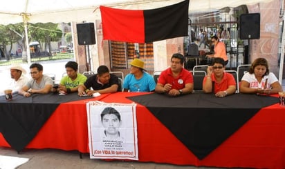 Una caravana de padres de los desaparecidos y estudiantes de dicha escuela estuvieron en la ciudad de Durango. (EL SIGLO DE DURANGO)