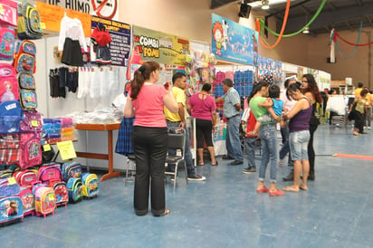 Feria. Durante cuatro días participaron 35 proveedores relativos al regreso a clases en la Feria con descuentos. (ARCHIVO)