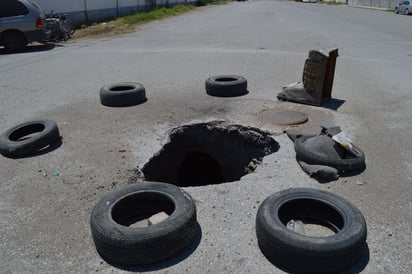 Difícil acceso. A lo largo de la avenida Central es posible ver diversos baches y hasta una fuga de agua.