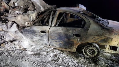 Accidente. Mueren 3 calcinados al chocar contra tráiler e incendiarse el auto en el que viajaban.