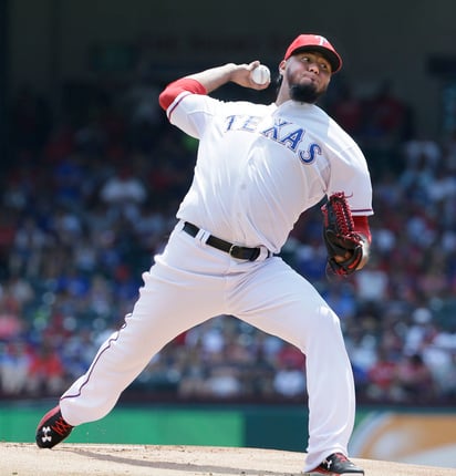 Yovani Gallardo batalló, pero logró sacar la victoria. (AP)