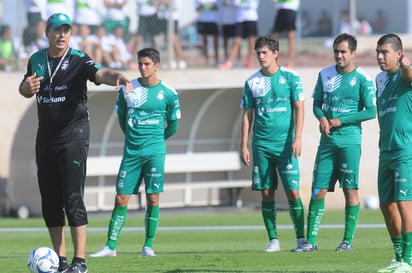 Robert Dante Siboldi dirigió ayer al primer equipo de los Guerreros por segundo día consecutivo, en los campos del TSM. (Fotografía de Jesús Galindo)