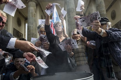 Rechazo. Cientos de miles de griegos protestan por el plan de rescate que Europa ha ofrecido a Grecia y critican las acciones de Alemania y Francia.