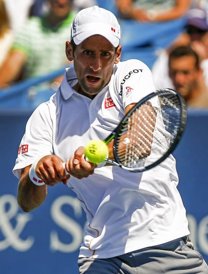 Djokovic venció fácilmente 6-4 y 6-1 al suizo Stanislas Wawrinka y se enfrentará en las semifinales a Alexandr Dolgopolov. (EFE)