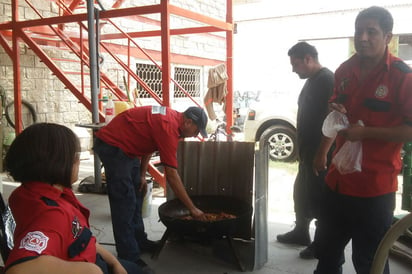 Festejo. Ayer se celebró el Día del Bombero y en Matamoros se pospuso el festejo, entre ellos se organizaron para hacer discada. (Mary Vázquez) 
