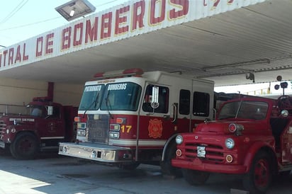 Pipa. Bomberos cuenta con un camión cisterna y apoya el Simas para llevar agua a las escuelas. (MARY VÁZQUEZ)