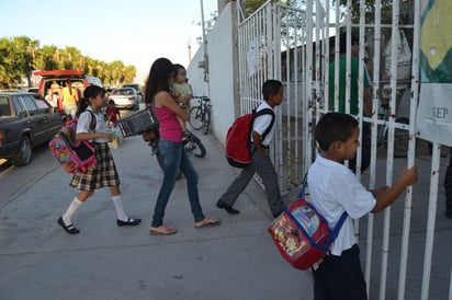 Vuelven. Estudiantes de educación básica regresaron a las aulas para iniciar un nuevo ciclo escolar. Fueron más de 300 mil estudiantes los que volvieron. (EDITH GONZÁLEZ)