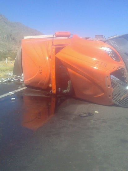 Intento. El camión transportaba paquetes de cerveza y al enterarse del accidente las personas trataron de llevarse el producto.