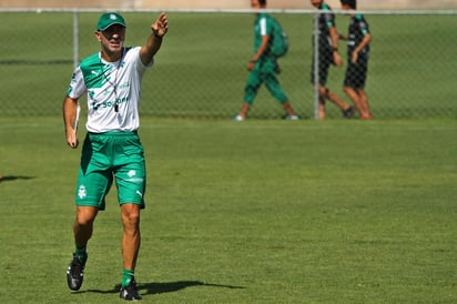 El técnico español es el duodécimo extranjero en dirigir al Santos. 