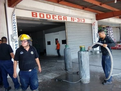 Un flamazo en un  tanque de gas provocó el incendio de una bodega del Centro de Abastos de Gómez Palacio donde se procesaba para su venta productos de cerdo como manteca, chicharrón y cuero.