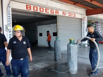 Daños. El fuego consumió en su totalidad la materia prima que se encontraba almacenada en las dos plantas de la misma.