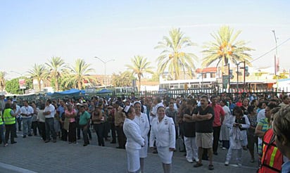 'incendio'. Cientos de personas desalojaron la clínica por el simulacro.