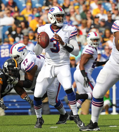 El mariscal de campo de los Bills de Búffalo, EJ Manuel, tuvo una destacada actuación completando 7 de 8 pases para 170 yardas y dos pases de anotación en la victoria de los Bills sobre Acereros. (AP)