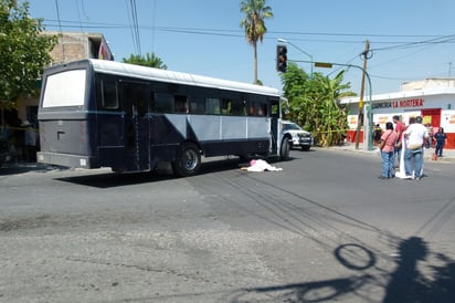 Accidente. El cuerpo sin vida de la víctima del atropellamiento, quedó a un lado del autobús.