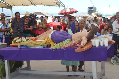 Se acercan al Cristo. Al término de la misa que ofició el Obispo de Torreón, José Guadalupe Galván Galindo, los fieles católicos formaron largas filas para poder venerar y adorar al Señor de Mapimí. A cada uno de ellos se les otorgaron calcomanías, estampas y cordones benditos, además de una botella de agua bendita por familia, como recuerdo por el hallazgo de los 300 años. (ANGÉLICA SANDOVAL)
