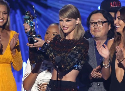 Ganadora. La cantante Taylor Swift ganó el reconocimiento por Video del Año, Video Femenino y Video Pop; estuvo acompañada de varias celebridades que aparecieron en el video.