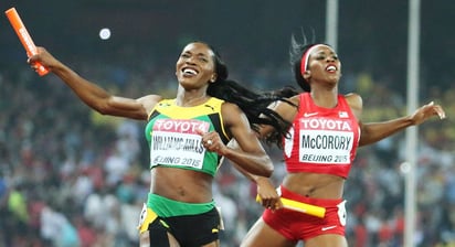 Novlene Williams-Mills (i) de Jamaica vence a Francena McCorory en último relevo de la competencia. (EFE)