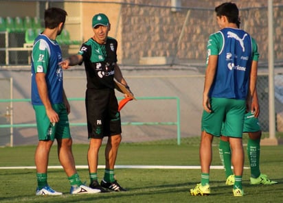 Pako Ayestarán dirigió ayer la práctica 'a puerta cerrada'. (Santos)