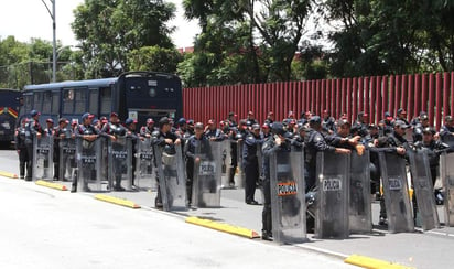 En vialidades como Congreso de la Unión, Sidar y Rovirosa, Emiliano Zapata y Eduardo Molina fueron desplegados uniformados, así como camiones para impedir la circulación y posibles manifestaciones. (Notimex)