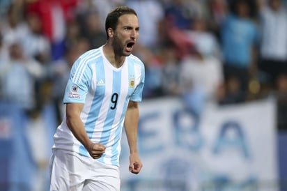 'El delantero del Napoli (Gonzalo Higuaín) sufre un cuadro gastrointestinal desde el domingo, razón por la cual queda desafectado de la gira de la selección', informó la AFA. (Archivo)