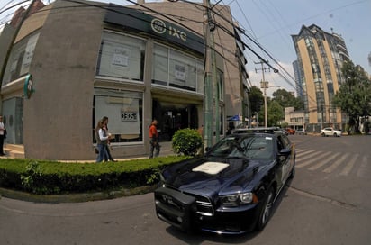  Tras hacerse pasar por un cliente, un sujeto armado asaltó una sucursal bancaria este miércoles 2 de septiembre de 2015, situada en calles de Barranca del Muerto y Félix Parra, en la colonia San José Insurgentes, en la delegación Benito Juárez. (EL UNIVERSAL)