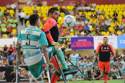 Apoyo. Santos Laguna ayudó al equipo de futbol de amputados Guerreros Laguna DIF, con un duelo de exhibición en el Auditorio Municipal de Torreón. (JESÚS GALINDO / EL SIGLO DE TORREÓN)