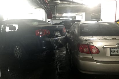 La intensa lluvia que se registró el jueves 2 de septiembre de 2015 en este municipio, provocó daños en estacionamientos y en negocios ubicados en avenida Las Fuentes. (EL UNIVERSAL)