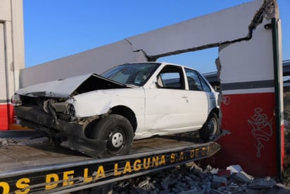 Golpe. Un boquete abrió el Nissan al chocar contra la barda y meterse.