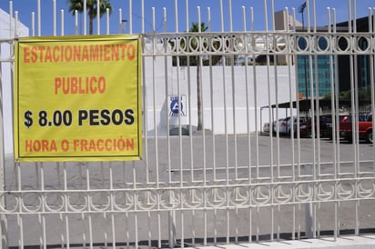 Regulación. La Cámara de Comercio de Torréon cuenta con servicio de estacionamiento al público  de 9 a cuatro de la tarde. (Jesús Galindo)