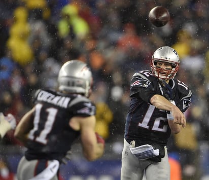 Tom Brady (d) podrá jugar en el partido inaugural contra los Acereros de Pittsburgh. (EFE)