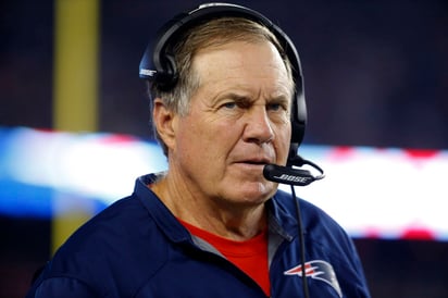 Bill Belichick observa el juego de pretemporada entre los Patriotas de Nueva Inglaterra y los Gigantes de Nueva York. Bill Belichick prepara el juego contra Acereros