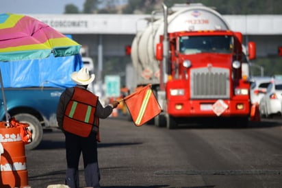 Se revisa un túnel que presenta filtraciones y afectaciones. (ARCHIVO)
