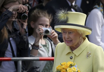 La reina Isabel, quien ascendió al trono con el deceso de su padre el rey Jorge VI el 6 de febrero de 1952, llega a su mandato histórico con altos niveles de popularidad. (ARCHIVO)