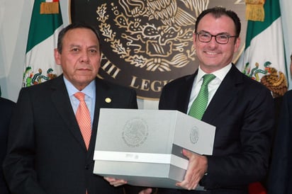 Paquete económico. Un sonriente Luis Videgaray entrega a Jesús Zambrano los documentos.