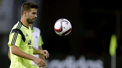 Piqué pasa por un mal momento extracancha. (Archivo)