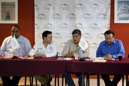 Encuentro. Fue el miércoles por la tarde, que el subsecretario presentó un informe a los consejeros encabezados por Óscar Soto. (EL SIGLO DE TORREÓN)