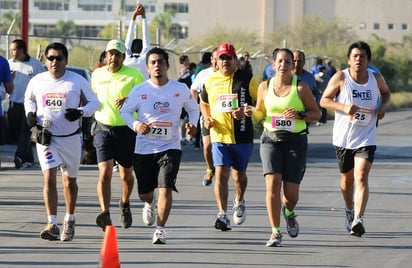 Decenas de corredores de la Comarca Lagunera y diferentes ciudades del norte del país, esperan pacientemente por tomar parte en el único medio maratón que se corre en la región que reparte una gran bolsa. (Archivo)