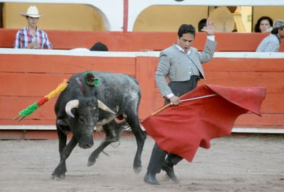 Mario Mora está cumpliendo diez años de haber tomado la alternativa, y espera le surjan oportunidades de torear en su tierra. 