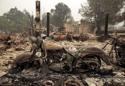 El denominado 'Valley Fire' ha destruido unos 1,000 edificios, 400 de ellos viviendas, y ha causado la muerte de una persona en las afueras de la localidad de Middletown. (EFE)