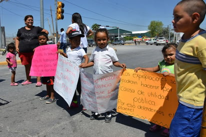 Exigencia. Madres y padres de familia bloquean carreteras para exigir que kínder no se reubique.