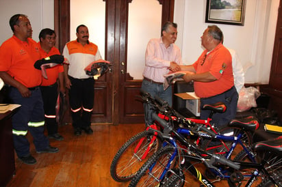 Entregan. Esperan dar una motivación a los elementos de Bomberos y Protección Civil. (EL SIGLO DE TORREÓN)