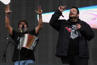 A su regreso, “El rebelde del acordeón” insistirá en llevar su música a Australia.