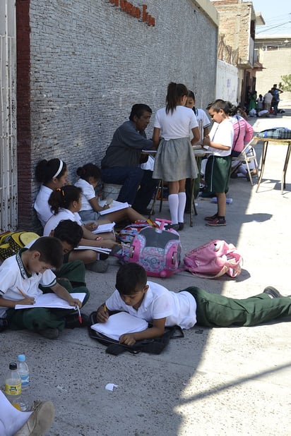 Protesta. Niñas y niños toman clase en la calle.