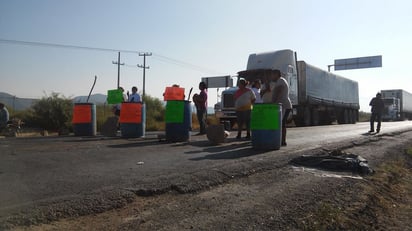 Los manifestantes piden la intervención del procurador ya que los agentes ministeriales incurrieron en el delito de privación ilegal de la libertad. (El Siglo de Torreón)