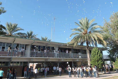 Piden paz. Estudiantes y docentes del ITA lanzan globos con mensajes de paz. (CORTESÍA)