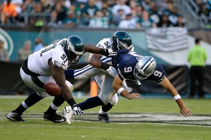 Tony Romo (9) es tacleado por el apoyador Jordan Hicks. Romo sufrió una fractura de clavícula y estará al menos seis semanas fuera. Tony Romo fuera al menos seis semanas