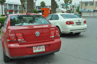 El gobernador rechazó que se vaya a sancionar a los automovilistas que tramiten sus placas en otros estados del país. (Archivo)