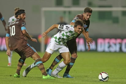 Palhinha (c) del Moreirense, trata de llevarse a Héctor Herrera (d) y Pablo Osvaldo en el juego celebrado ayer. (EFE)